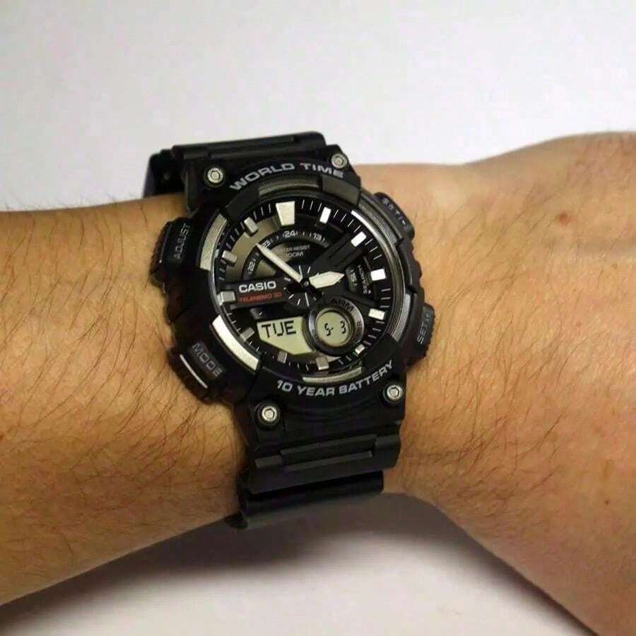 Casio AEQ-110W-1A 男士运动时尚模拟数字手表,配备 10 年电池,树脂表带银色圆形表盘多功能手表,日期/星期日历闹钟和秒表,100 米防水,适合日常运动户外穿着,是送给学生的理想礼物 - 黑色和銀色 - 查看 1
