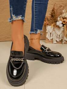 حذاء لوفر نسائي مقاس كبير مزين بسلسلة معدنية وبنعل سميك، بتصميم بريطاني عصري لامع متعدد الاستخدامات، وصول جديد لعام 2025