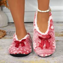 Pantofole invernali da donna con fodera termica spessa, morbide e confortevoli per uso domestico, scarpe calde per interni con suole in tessuto, design a fiocco di neve e cuore, pantofole termiche da interno con cuore in tessuto per l'inverno