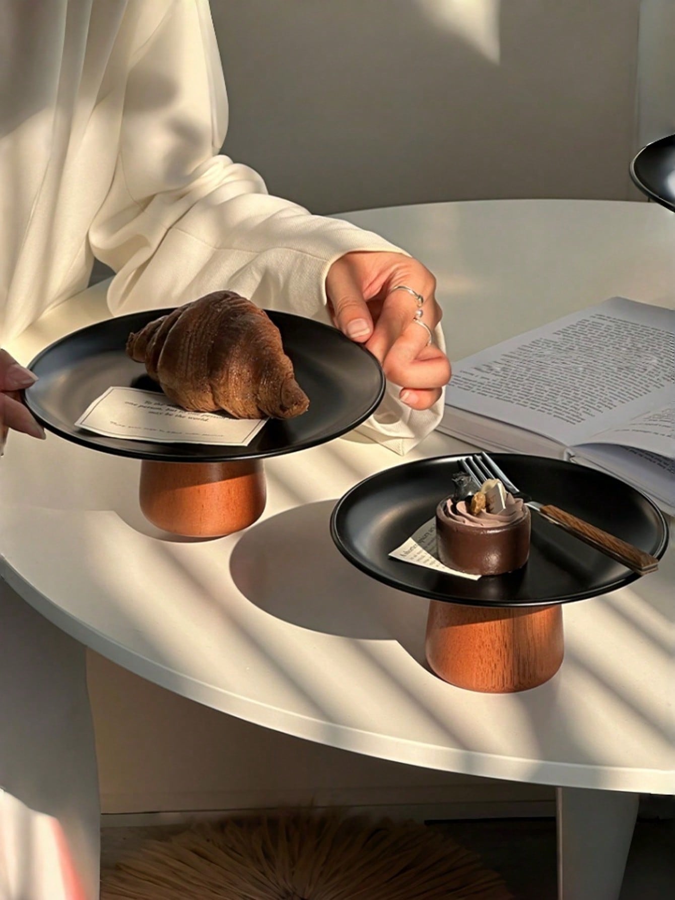 طبق حلوى ذو قاعدة عالية أسود، طبق فاكهة من الفولاذ...