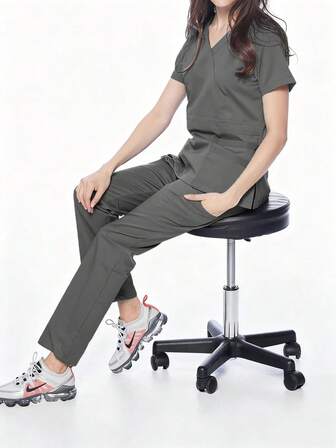 女士弹性柔软 Y 领上衣和直筒多口袋功能裤制服护理套装