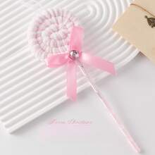 Sicher und niedlich, dieses Must-Have für den Weihnachtsbaum Ihres Kindes ist dieses leichte Schaumstoff-Süßigkeiten-Ornament.