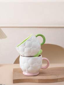 1 pieza Taza de cerámica creativa con diseño de fútbol en colores contrastantes, taza de café asimétrica, adecuada para restaurante, desayuno, té de la tarde, regalo, vaso de agua