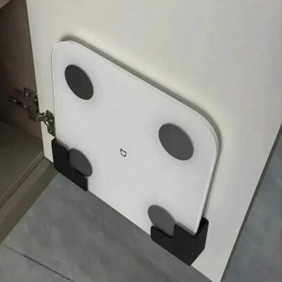 2件套壁挂式体重秤收纳架 - 无缝粘贴安装，耐用塑料材质，节省空间，适用于浴室和家庭健身房，时尚设计，结构坚固，带收纳盒，健身爱好者必备，节省空间的收纳架
