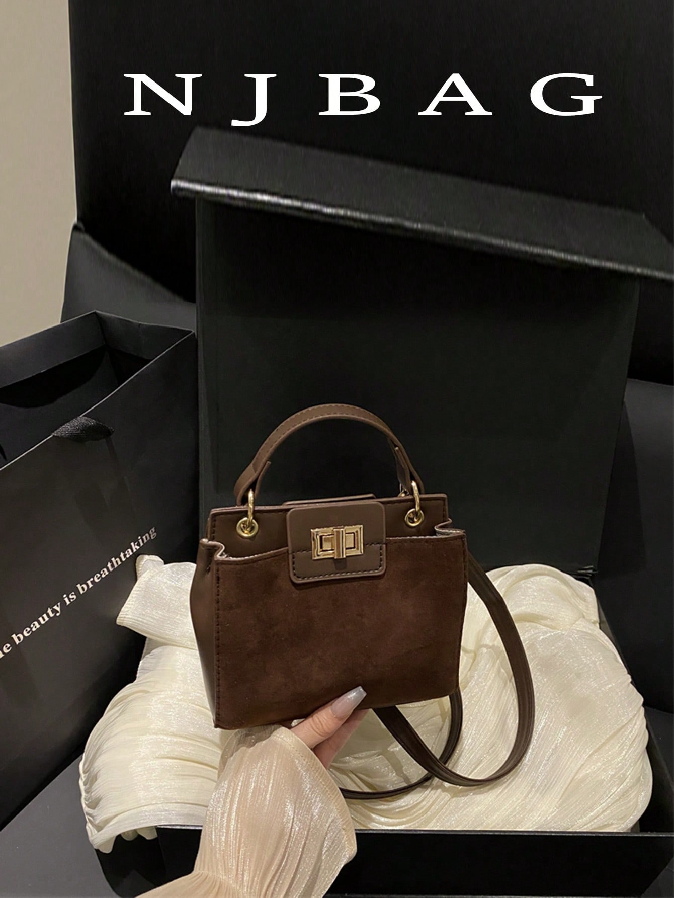 حقيبة نسائية صغيرة من الجلد الأحمر الغامق ذات لون...