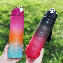 1 Stück 800ml robuste und strapazierfähige Outdoor Sport Lässig Wasserflasche mit Deckel und Strohhalm, Großvolumige Sport Wasserflasche mit Zeit-Volumen Skala, auslaufsichere Gradientenglas Fahrrad Wasserflasche mit Skala - leicht und strapazierfähig, geeignet für Outdoor Sport, Wandern, Fitness und Outdoor Aktivitäten, Klettern, Camping, Radfahren, geeignet als Schulgeschenk, Geburtstagsgeschenk, Halloween, Weihnachtsgeschenk