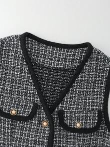 这款优雅的无袖外套采用流行的秋季格子图案设计，专为女性设计。它配有腰带和前扣，是参加派对、节日庆典、休闲郊游和度假的理想之选。 - 黑與白 - 查看 4