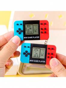 1个复古迷你黑白游戏机钥匙扣（含纽扣电池），迷你游戏机挂件，万圣节、圣诞节礼物，包包挂件玩具，吊坠，生日礼物，包包饰品，汽车配件，送给老师、朋友、姐妹的礼物创意