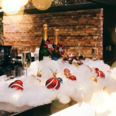 200/100g Decorazione finta di neve natalizia, fibra di poliestere neve artificiale, fiocchi di neve soffici per decorazione interna invernale e natalizia, spray per neve artificiale, fiocchi di neve artificiali, per decorazione albero di Natale, fai da te artigianato, micro paesaggio bonsai fai da te, decorazione da giardino delle fate per Natale, decorazione per casa, camera da letto, matrimonio, decorazioni natalizie