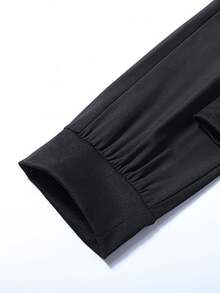 男士加大码轻薄宽松休闲运动裤，带拉链口袋和抽绳腰带，修身慢跑裤，适合日常穿着和运动。