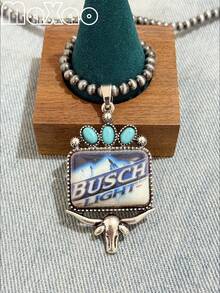1 chiếc mặt dây chuyền hình mũ cao bồi đầu bò bằng bạc mài cổ điển của thương hiệu bia Mỹ, đính ngọc trai. Thiết kế chủ đạo là logo thương hiệu bia cổ điển, kết hợp với khung kim loại bạc mài, điểm xuyết bằng đá ngọc lam tự nhiên. Một số mẫu có thêm chi tiết mũ hoặc đầu bò 3D, nhiều lớp và mang đậm phong cách retro Mỹ. Thích hợp cho các lễ hội âm nhạc, tiệc theo chủ đề miền Tây, tụ họp quán bar, trang phục retro Mỹ, và cũng có thể dùng làm phụ kiện bắt mắt cho các hoạt động hàng ngày và cắm trại. - vòng cổ bạc cổ - Xem 14