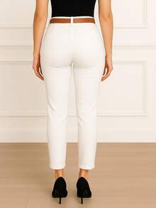 Pantalón Elegante para Dama con Bolsos Laterales al Frente y Cinturón.  Tela Elástica. - Blanco - Ver 2