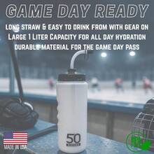 1 Liter Water Bottle With Straw Hockey Water Bottle With Long Straw Easy Squeeze Bottles + Built In Finger Grip BPAFree Sports Water Bottle For Football Lacrosse And Boxing Made In USA - 白色 - 查看 3