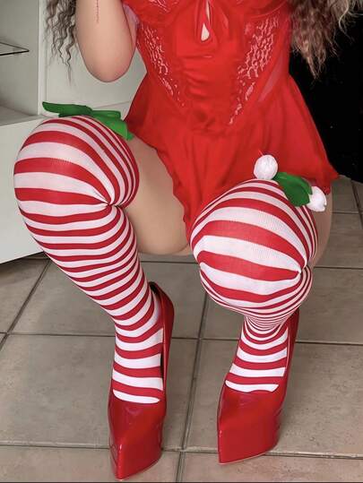 زوج من الجوارب فوق الركبة ذات الخطوط الحمراء والبيضاء على الطراز الأوروبي الأمريكي مع كرات الصوف للكريسماس