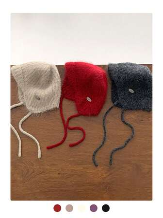 1顶纯色手工编织毛绒针织帽，保暖护耳系带帽，休闲百搭简约滑雪帽，适合冬季日常穿着。