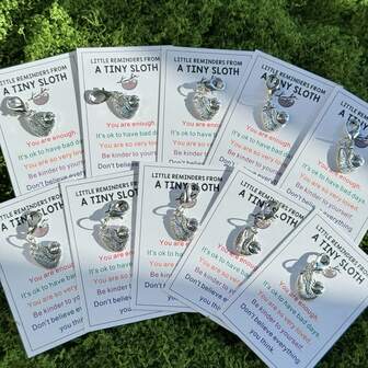 10 件适合女性的励志积极礼物 - 小提醒情感欢呼支持小有趣可爱树懒钥匙扣礼物适合家人朋友同事学生毕业婚礼生日圣诞节等