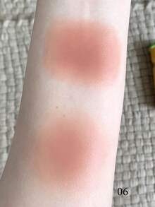 Little Ondine Essence 丝绒唇彩 06 号。滋润双唇，令双唇饱满水润，焕发光彩。轻盈不黏腻配方，色彩清透，可层层叠加。超萌卡通包装，送礼佳品。2.4克/0.08盎司 - 06 - 查看 2