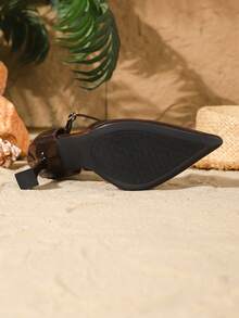 9厘米尖头可调节搭扣高跟鞋，优雅镜面PU材质，舒适休闲女鞋，适合日常、办公、派对等场合，尽显优雅气质。 - 咖啡棕 - 查看 7