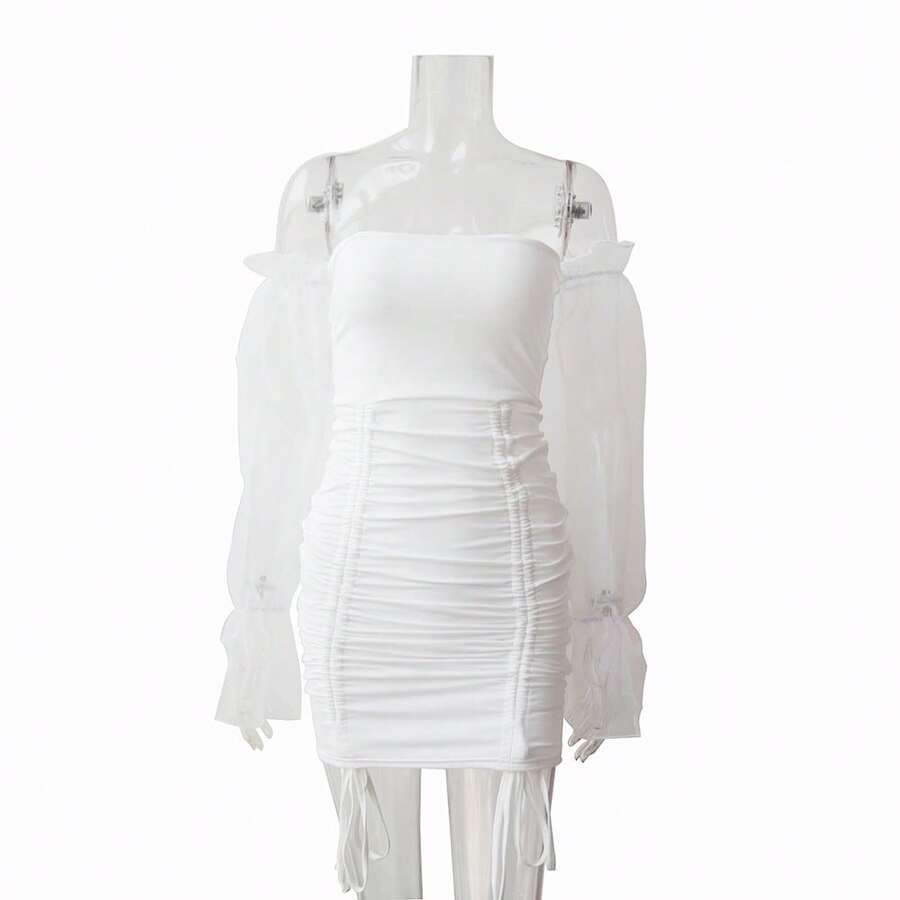 Vestido corto ajustado y elegante para mujer, con hombros descubiertos, mangas de obispo transparentes, dobladillo fruncido y delicados cordones. - Blanco - Ver 1