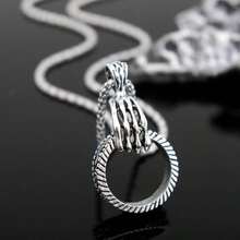 Collar de Colgante de Anillo con Mano y Calavera - Estilo Retro y Moderno, Joyería con Diseño de Círculo Único - Plateado - Ver 1