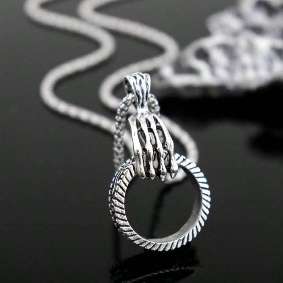 Collar de Colgante de Anillo con Mano y Calavera - Estilo Retro y Moderno, Joyería con Diseño de Círculo Único - Plateado - Ver 1