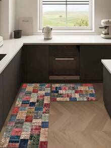 1片硅胶厨房地垫，拼布图案。地垫由许多不同颜色和图案的正方形拼接而成，包括红色、蓝色、米色、绿色等等。