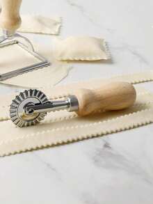 1 pieza Cortador de masa con mango de madera natural, hoja de acero inoxidable - Afilado y antiadherente para masa de pan/pizza/empanadillas, ligero para hornear en Navidad 2025, ideal para panaderos caseros y preparación festiva