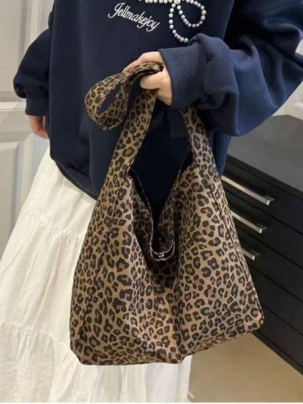 Una borsa a spalla versatile con stampa leopardata, adatta per il pendolarismo e gli stili urbani, perfetta per