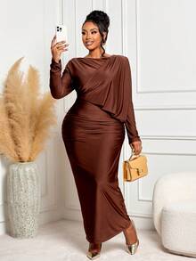 BIUBIU Vestido plus size feminino elegante marrom em malha brilhante, manga longa, decote assimétrico, ombros franzidos, pregas no quadril, barra em formato H e fenda lateral, ideal para o trabalho e festas. - Castanho Café - Ver 1