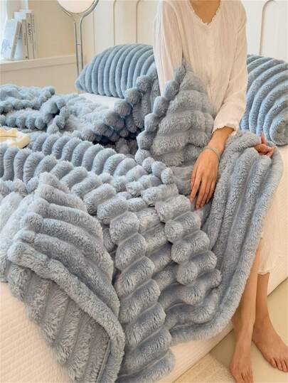 1件超柔软条纹毛绒毯，卧室装饰，宽条纹镂空仿兔毛，粉色家居装饰，牛奶绒法兰绒毯，万圣节，休闲午睡毯，圣诞礼物，办公室午睡小毯，房间装饰毯