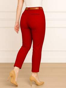 Pantalón Elegante para Dama con Bolsos Laterales al Frente y Cinturón.  Tela Elástica.  Corte Ajustado. - Rojo - Ver 2