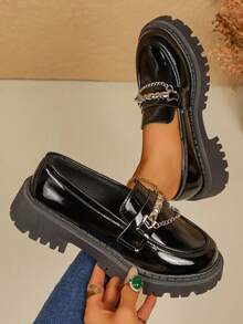 حذاء لوفر نسائي مقاس كبير مزين بسلسلة معدنية وبنعل سميك، بتصميم بريطاني عصري لامع متعدد الاستخدامات، وصول جديد لعام 2025