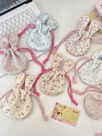 1 قطعة حقيبة تخزين مستحضرات التجميل على شكل أرنب جميل بطباعة زهرية، حقيبة مكياج بسحاب، تصميم أذنين أنيق، محفظة عملات، قماش ناعم، حقيبة تخزين المجوهرات، حقيبة أحمر شفاه على شكل أذن أرنب خفيفة الوزن، حقيبة سحب بحبل مضفر، محفظة عملات صغيرة للفتيات، حقيبة تخزين سماعات الأذن طفولية، مناسبة لتخزين القلائد