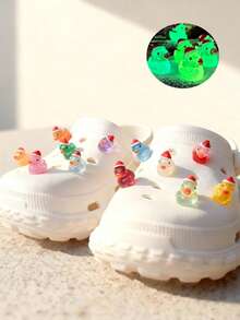 12 PIEZAS Decoración navideña para zapatos, decoración de zapatos que brillan en la oscuridad, encantos de pato para zapatos, encantos de decoración navideña para sandalias y zapatillas, decoración de zapatos linda para zapatos de mujer, regalo especial de Navidad para familias y amigos, idea de regalo en la moda de zapatos - Multicolor - Ver 3