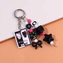 Sanrio Porte-clés chat KT avec nœud perlé style timbre de dessin animé. Style boho chic coréen . Charm de sac coloré noir et blanc. Accessoire de voiture. Cadeau pour femmes et hommes