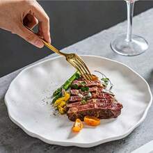 1pc Matte White Asymmetrical Wavy Edge Dinner Plate, Breaks The Traditional Plate Impression With Unique Design. The Matte Textured Surface Is Fine-Grained And Tactile, Presenting A Premium Matte Aesthetic. This Design Is Ideal For Elegant Plating Of Refined Meals, Such As The Steak Dish Shown.