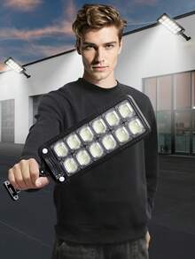 1个太阳能户外灯，配备2节1500mAh锂电池，可整夜照明，是一款多功能户外太阳能花园灯，带运动传感器，3种照明模式，适用于家庭庭院、车库、户外街道、商业照明，也适合圣诞节、万圣节、情人节、返校季等场合作为礼物 - 80LED/300LED