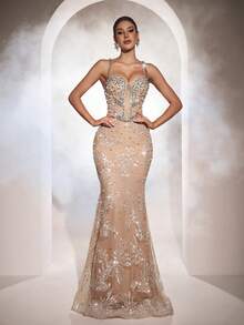 Đầm Astony One quyến rũ, sang trọng, màu sâm panh, chất liệu lưới đính đá lấp lánh, điểm xuyết những viên ngọc trai giả lung linh, thể hiện sự tinh tế trong chế tác. Kiểu dáng ôm sát tôn lên đường cong cơ thể, thiết kế hở lưng càng thêm phần quyến rũ. Chiếc đầm dạ hội dài này hoàn hảo cho các lễ hội âm nhạc, sinh nhật, tiệc tùng, lễ hội hóa trang, kỳ nghỉ, đám cưới, lễ đính hôn, làm váy phù dâu, sự kiện thảm đỏ và lễ tốt nghiệp. Mùa xuân tiệc tùng - Màu be - Xem 8