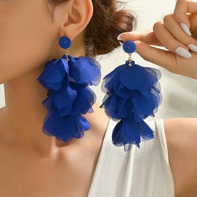 一对波西米亚风克莱因蓝布艺花朵流苏耳环，夸张浪漫的时尚饰品，适合派对、舞会、海滩度假等场合佩戴。