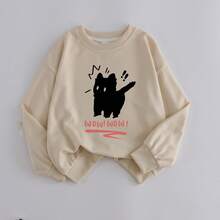 这款少女长袖圆领卫衣印有“Wow!Wow!”图案，舒适时尚，休闲百搭，是秋冬季的理想之选。