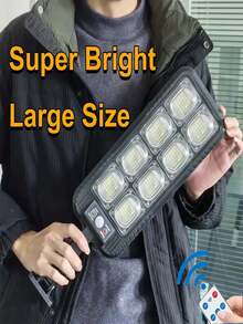 1个太阳能户外灯，配备2节1500mAh锂电池，可整夜照明，是一款多功能户外太阳能花园灯，带运动传感器，3种照明模式，适用于家庭庭院、车库、户外街道、商业照明，也适合圣诞节、万圣节、情人节、返校季等场合作为礼物 - 80LED/300LED