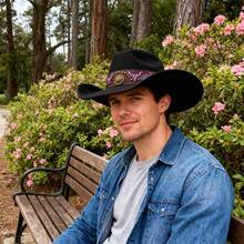 Sombreros de vaquera occidental unisex con banda floral, elegantes sombreros Fedora de ala ancha con cabeza de toro para uso diario y fiestas. - Negro - Ver 2