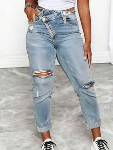 Plus-Size Women's Light Blue Ripped Jeans With A Slanted Waist And Distressed Details. Features Include Ripped Pockets, An Irregular Waist For Everyday Wear, School, Office, Or Travel, Large Distressed Holes, Frayed Edges, A Street-Style Straight Leg, And A Versatile, Casual Look. These Retro-Inspired, Slimming Denim Jeans Are Perfect For A Sexy, Retro Vibe. - 淺色水洗藍 - 查看 2