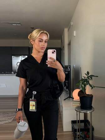 女士纯色护理套装 - V 领上衣和直筒裤