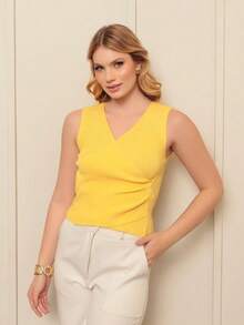 Regata Blusa Cropped Feminino de Malha com Bainha Irregular Decote em V e Frente Cruzada  Sem Mangas - Amarelo - Visão 1