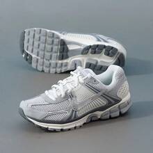 Nike 男士 ZOOM VOMERO 5 复古休闲低帮运动鞋，2026 新款 IM2219-121 - 白銀灰 - 查看 5