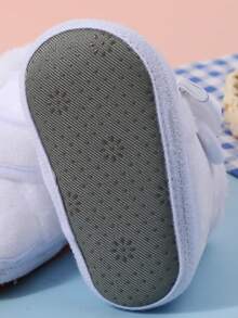 1 para bucików dziecięcych, ocieplane buty, odpowiednie do noszenia w pomieszczeniach i na zewnątrz, antypoślizgowe, ułatwiające naukę chodzenia, uroczy wzór kokardki, miękkie, płaskie buciki dla niemowląt, opcjonalnie wielokolorowe.