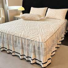3 piezas Nuevo conjunto de falda de cama de terciopelo de estilo europeo para otoño/invierno, unicolor simple con bordado de encaje, suave y cómodo, cálido y transpirable, cubierta protectora contra el polvo, juego de sábana ajustada antideslizante, adecuado para dormitorio, habitación de invitados, hotel, 1 falda de cama + 2 fundas de almohada (sin relleno de almohada), proporciona una sensación suave en la piel