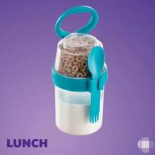 Vaso dúo para llevar tu desayuno.Doble contenedor de dos tamaños (400 ml y 250 ml), manten tus alimentos frescos y organizados. Ideal para llevar a la escuela, trabajo o de viaje gracias a su asa para trasladar fácilmente. Cubierto incluído. Cero derrames. libre de BPA  Especificaciones  Polipropileno y Silicón. Capacidad: 650 ml (400 y 250 ml). D. 10 x 17 cm. Incluye cubierto y contenedor de aderezo de 30 ml. - Azul - Ver 1