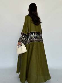 Bata tejida verde de lujo, con puños bordados, de longitud moderada, elegante para ocasiones especiales